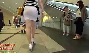 超级偷拍，日本街道近距离，白色折裙红内裤，三点不露最性感