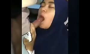 Bokep Indonesia Cewek Hijab Nyepong Sampai Croot - sex video porno sexjilbab
