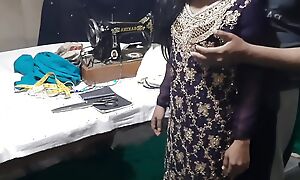 Tailor ne Bhabhi ka naap lete lete Bhabhi ko hi chod dala,desi housewife fucked by tailor with clear hindi audio